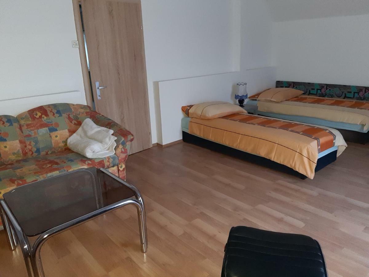 Privatzimmer Roland Hutten Exterior photo